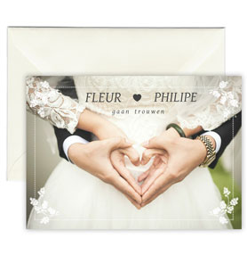 Moooie witte trouwkaart met subtiele omlijsting met bloemen en een hart