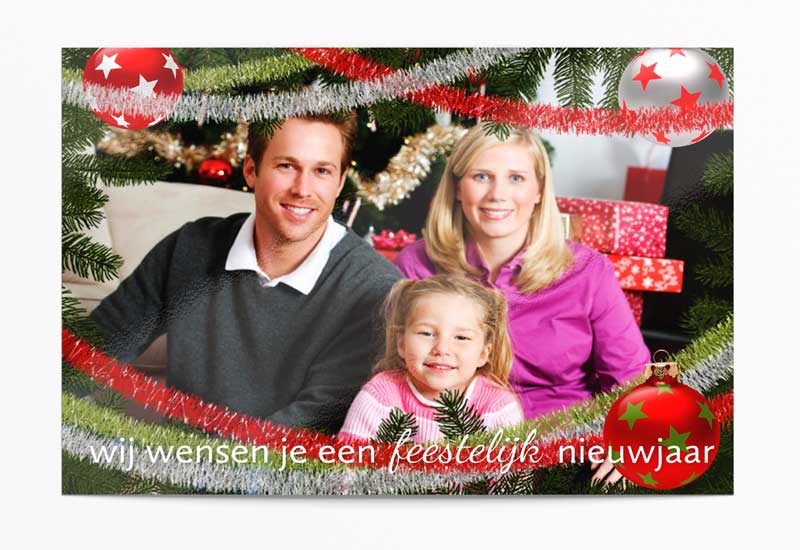 Feestelijke kerstkaart met foto, dennetakken en slingers