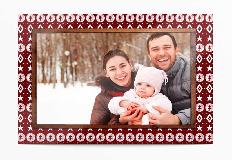 Kerstkaart met foto in houten lijst met patroonachtergrond