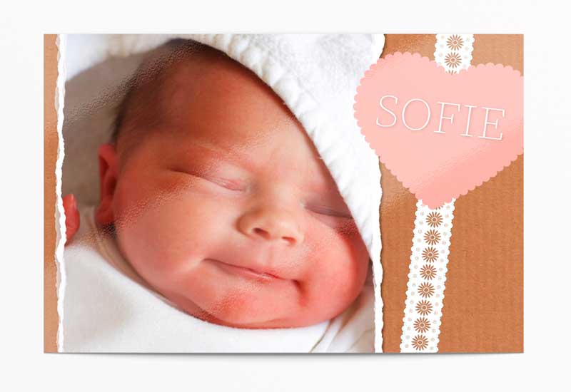 Simpel geboortekaartje met foto en linten op karton
