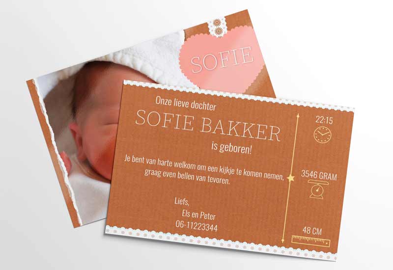 Simpel geboortekaartje met foto en linten op karton