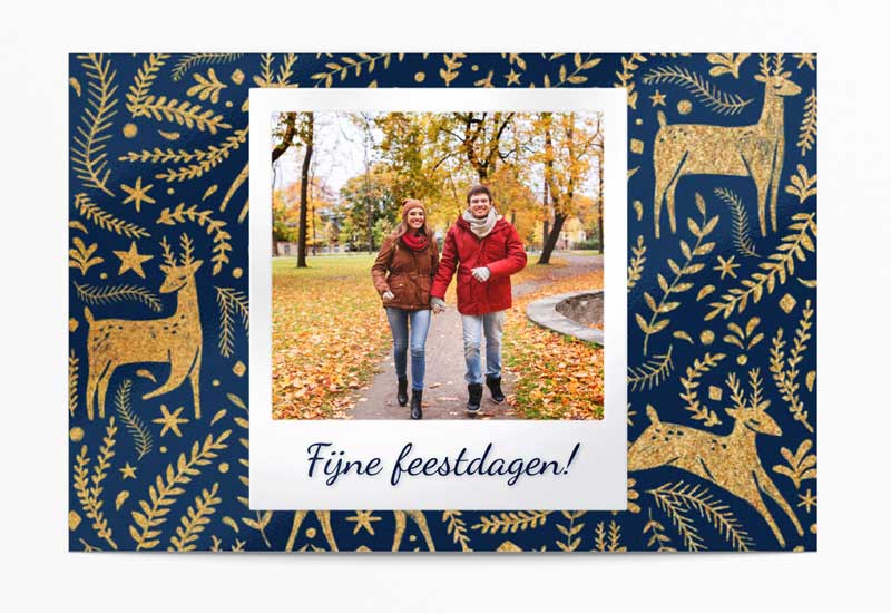 Kerstfotokaart met gouden versieringen op blauwe achtergrond