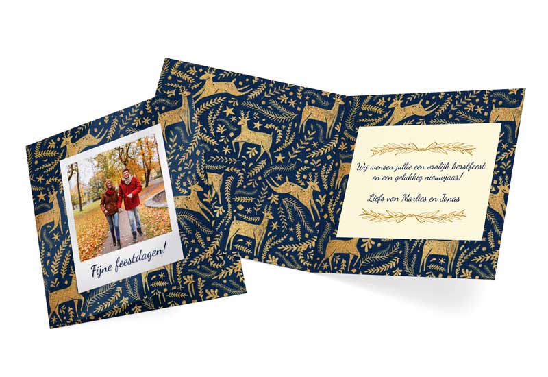 Kerstfotokaart met gouden versieringen op blauwe achtergrond