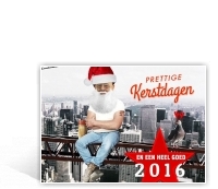 Kerstman hoog boven bouwplaats wolkenkrabber